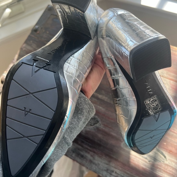 Silver peony pumps size 10.5 - Picture 5 of 6